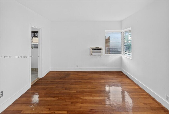 Building Photo - 993 Bay Dr