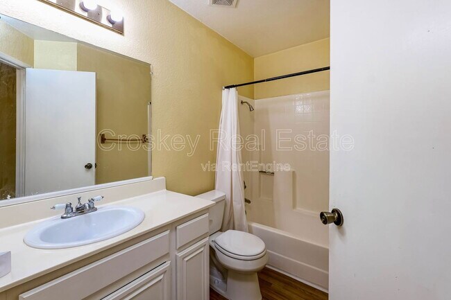 Building Photo - 3724 Gladstone Dr