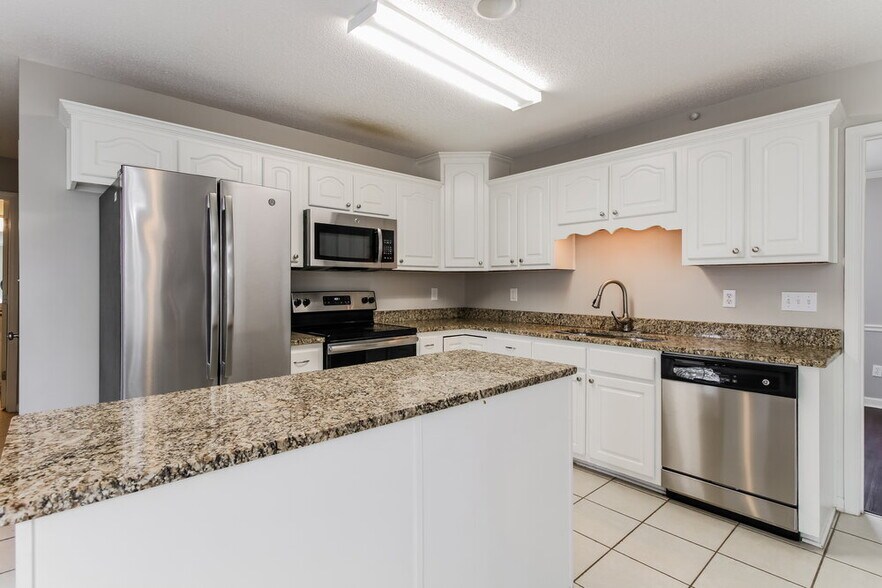 Building Photo - 2792 Shady Well