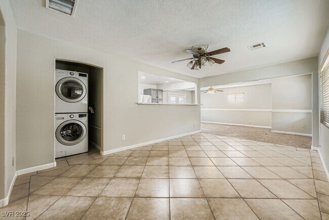 Building Photo - 571 Blackmore Dr