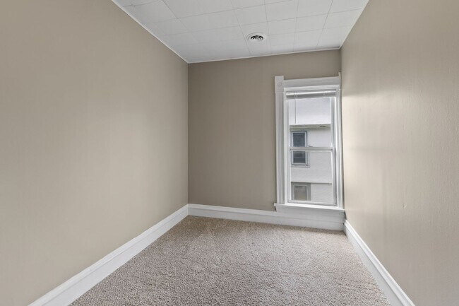 Building Photo - 3BR/1Bath + Office Area Available Sept 12t...
