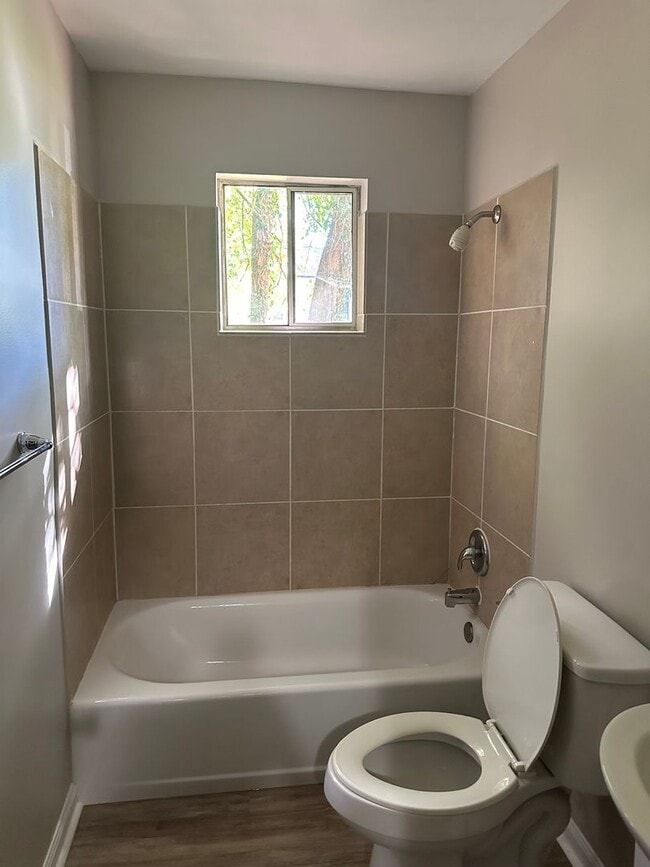 Building Photo - 3 Bedroom/1 bath home
