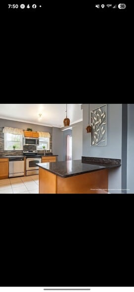 Primary Photo - 41 Carleton Ave