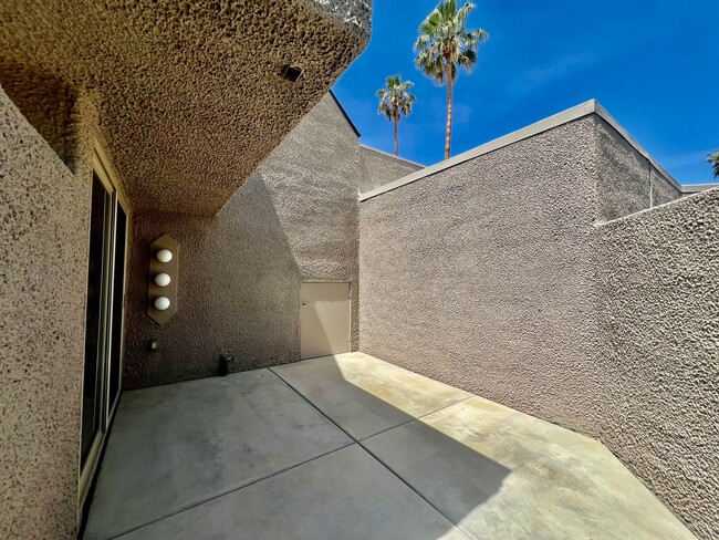 Building Photo - AVAILABLE NOW! 2 Bedroom / 2 Bathroom Cond...