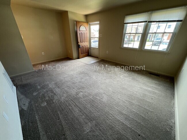 Building Photo - 14611 Earlham Ct