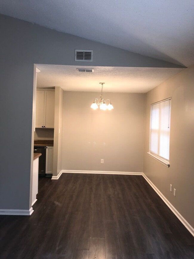 Building Photo - 3 bedroom 2 Bathroom Home in a Cul-de-sac