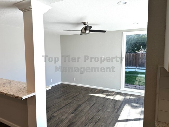 Building Photo - Beautiful and spacious 4 Bed/ 2.5 Bath/ 2,...