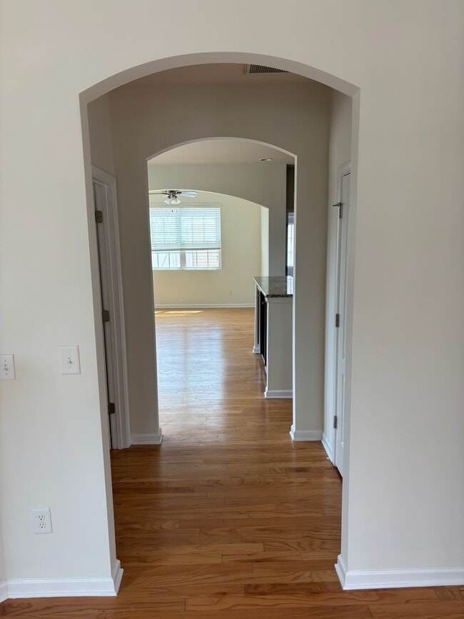 Building Photo - Renovated 3Bd, 2.5Ba End Unit Lake Norman Townhome with Fenced-in Yard and 1 Car Garage Coming Soon