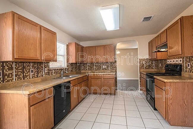 Building Photo - 518 Reba