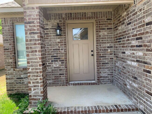 Primary Photo - Charming 3-Bedroom Home with 2 Full Baths ...