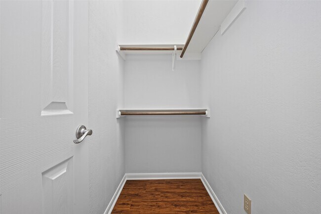 Building Photo - 10310 Chevy Chase Dr