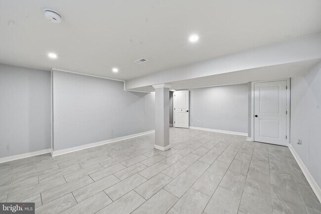 Building Photo - 409 River Rd