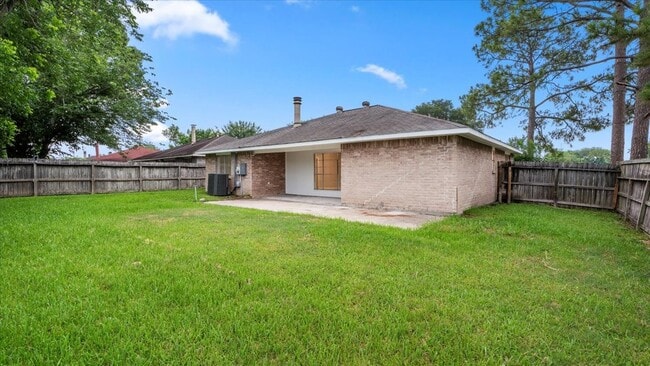 Building Photo - 10622 Highland Woods Dr