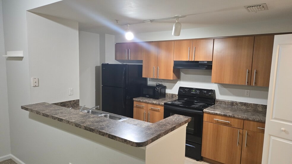 Building Photo - 5800 W Sample Rd