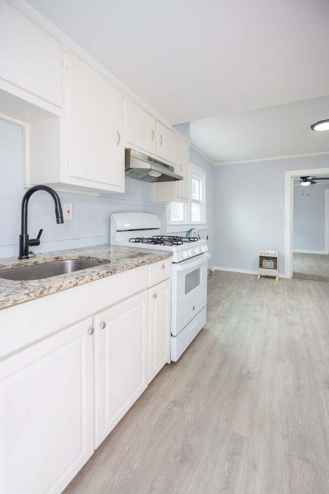 Building Photo - 911 Ray St