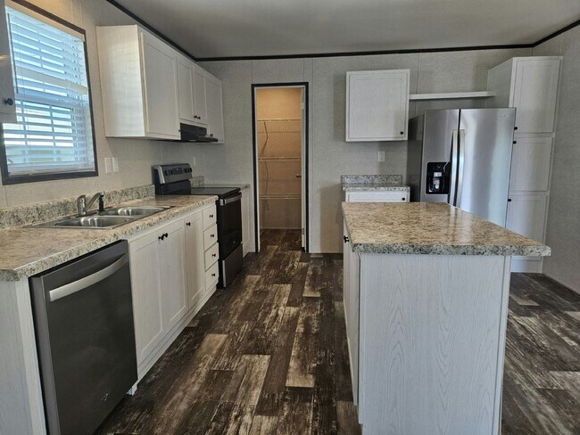 Building Photo - 6631 Hidden Oaks Dr