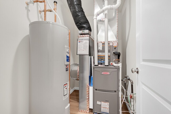 Building Photo - 5913 Hawkweed Dr