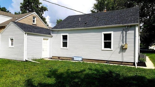 Building Photo - 521 S Tanner Ave