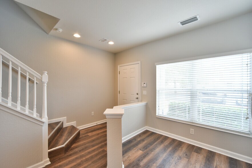 Building Photo - 4490 SW 49th Ave