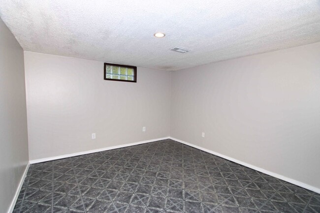 Building Photo - 4 Bed 2 Bath House for Rent