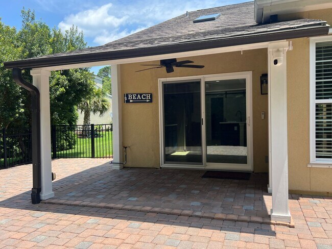 Building Photo - Gorgeous One-Level Ranch Style Home in The...