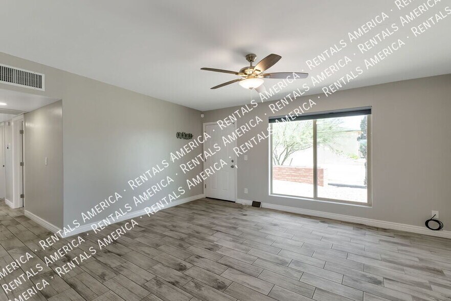 Building Photo - 4000 W Orangewood Dr