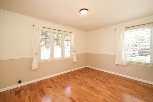Building Photo - Great home next to Hoover Park