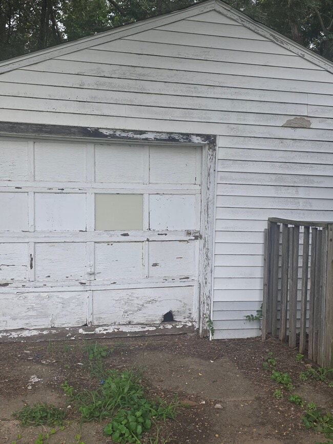 Building Photo - 1021 Maple St