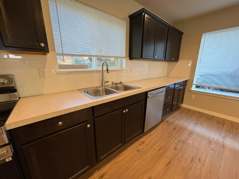 Building Photo - 3028 Pine Rd NE