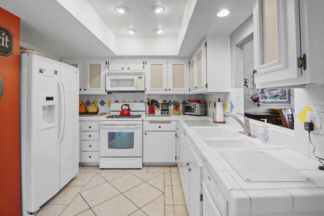 Building Photo - Charming Cathedral City Condo with Territorial Views