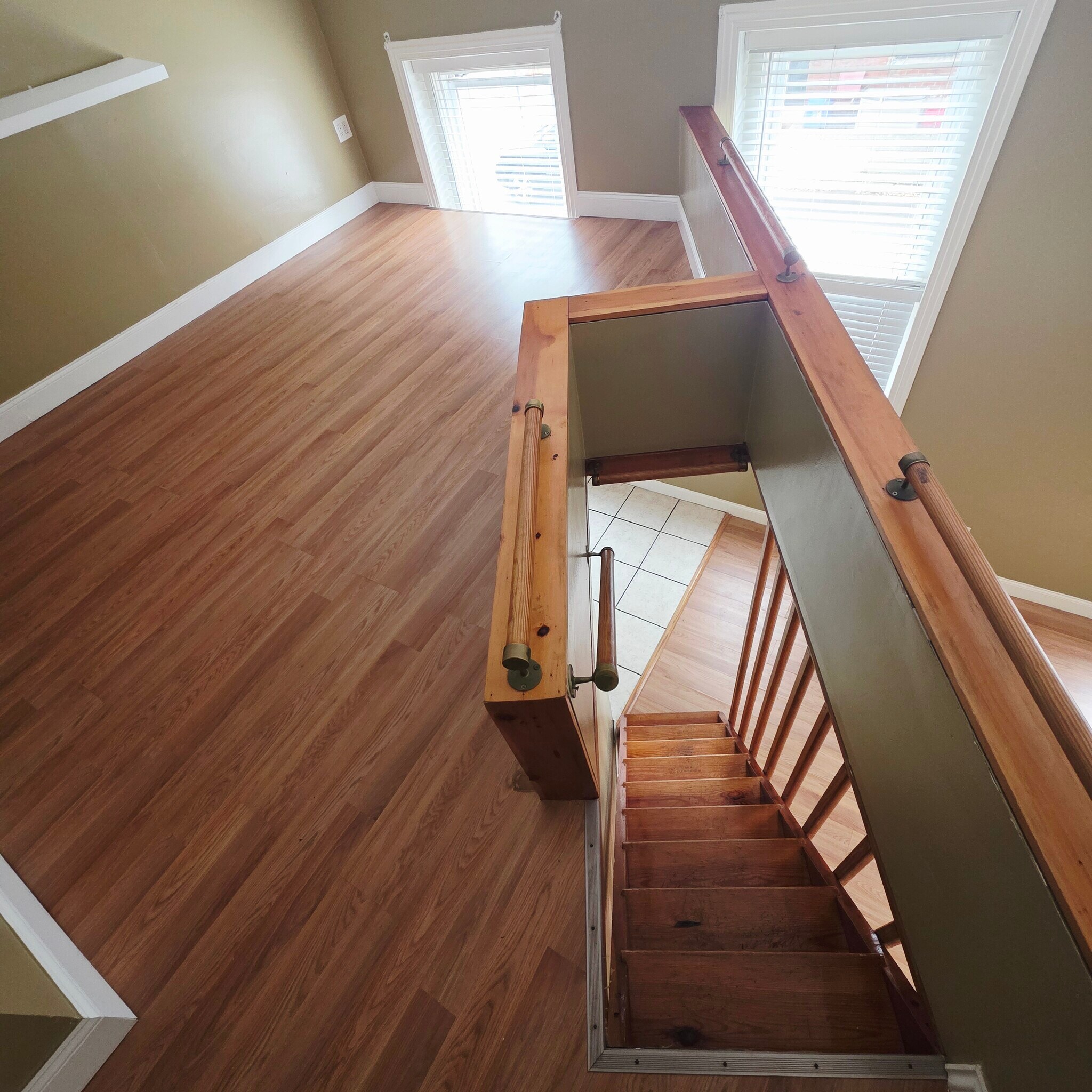 Building Photo - 322 W George St