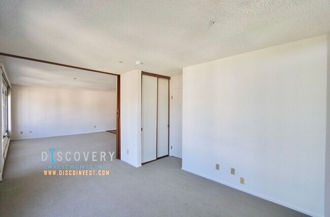 Building Photo - Spacious One Plus Bedroom Condominum off Broadway Terrace