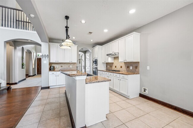 Building Photo - 8127 Edenwood Dr