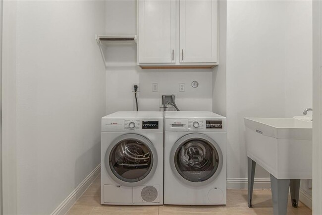 Building Photo - 611 Mazal Ln