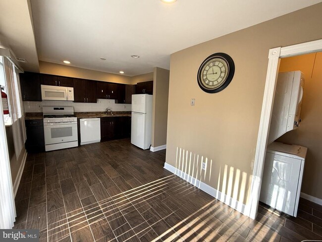 Building Photo - 131 Chelsea Cir