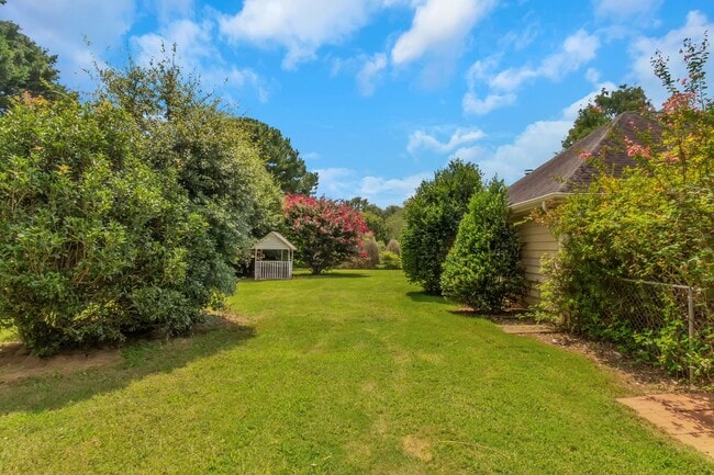 Building Photo - Don’t Miss This Beautiful 4BR/2BA Home wit...