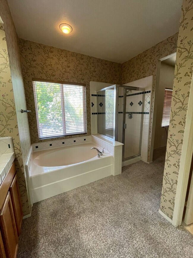 Building Photo - Large Two Story Home with Bonus Room, Cove...