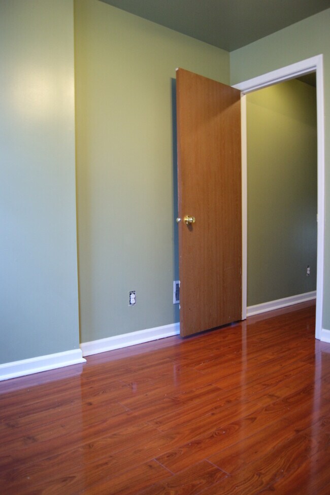 Building Photo - Charming 3 Bedroom/ 1 Bathroom Townhome in East Baltimore, MD!
