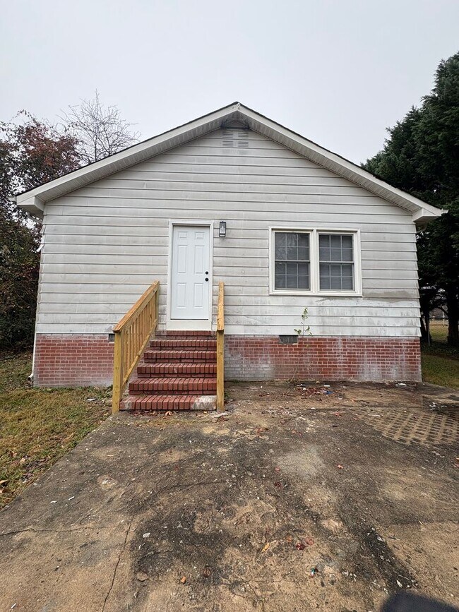 Building Photo - Freshly Renovated Home in Greensboro- 3bed/1bath