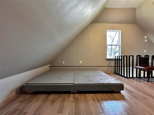 Building Photo - 914 E 39th St