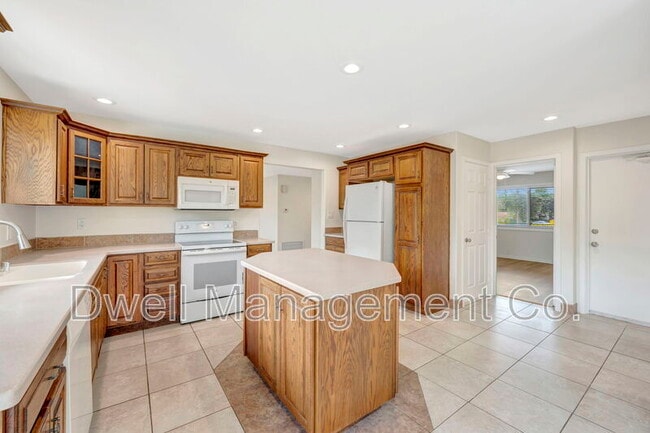 Building Photo - 8860 Fabienne Way