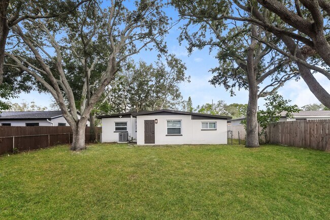 Building Photo - Fully Remodeled 3-Bedroom + Den Home for R...