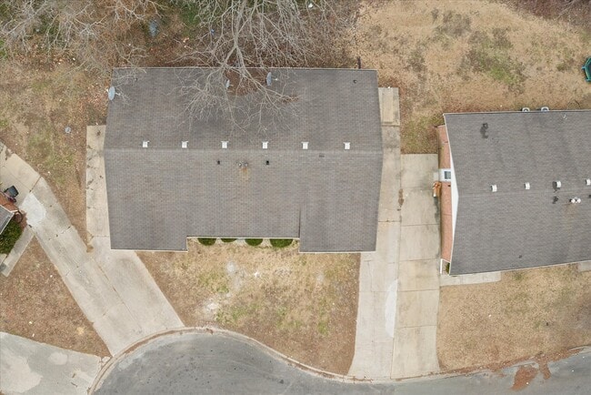 Building Photo - 12 Manor Dr