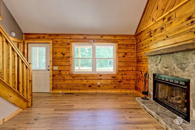 Building Photo - 122 Treetop Ln