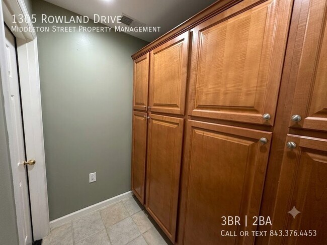 Building Photo - 1305 Rowland Dr