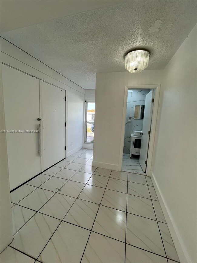 Building Photo - 20415 Highland Lakes Blvd
