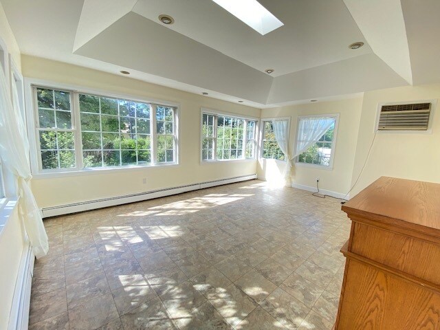 Primary Photo - 6 Underhill Ave