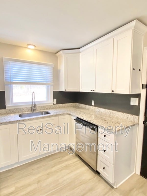 Building Photo - 17073 Longview Dr