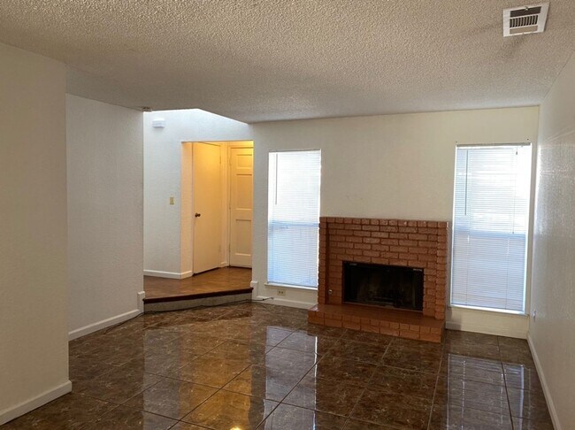 Building Photo - Large Condo near Freeway Access!