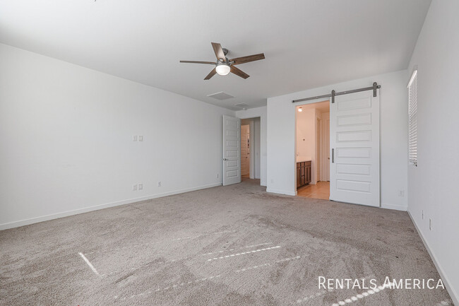 Building Photo - SPACIOUS 3BR/3.5BA IN HORIZON